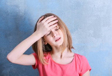 Kız baş ağrısı çekiyor. 