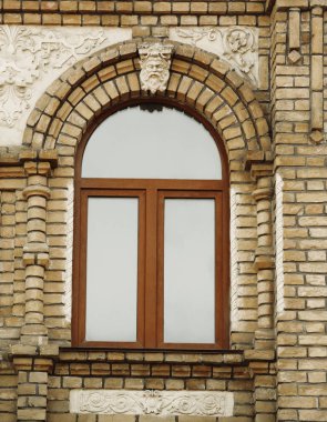 Kemerli pencere tuğla duvar ile 