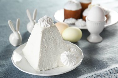 Geleneksel lor Paskalya kek 