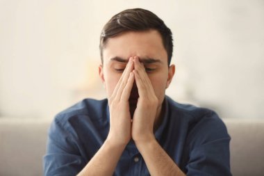 Yakışıklı depresif adam 
