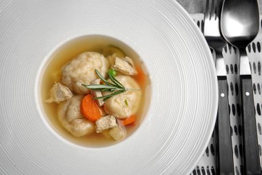 Lezzetli tavuk ve köfte bölümünü