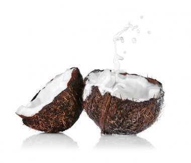 Kırık Hindistan cevizi sütü sıçraması ile 