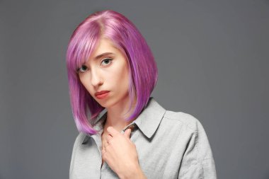 Boyalı saçlı güzel genç kadın  