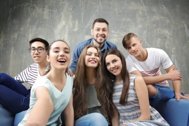 Mutlu genç arkadaşlar selfie alarak  