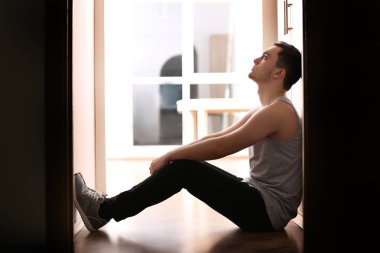 Yakışıklı depresif adam 