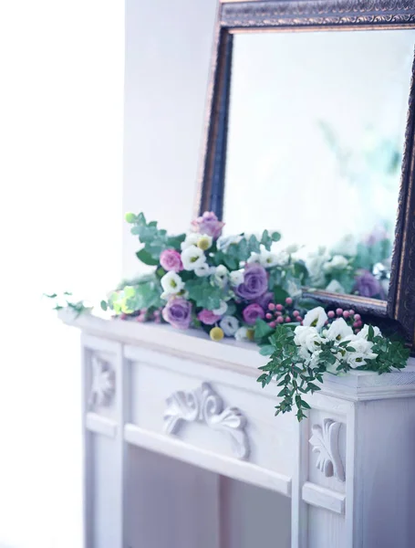 Hermosa composición con flores frescas — Foto de Stock