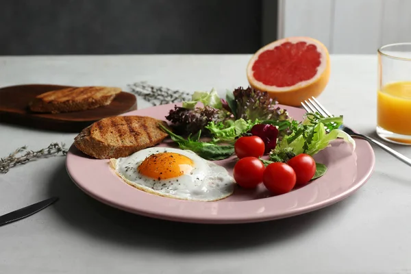 Petit déjeuner savoureux avec oeuf — Photo