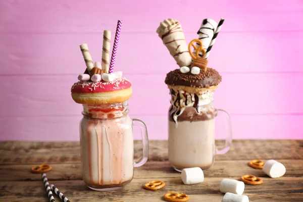 Milkshake, ντόνατ και γλυκά στο γυαλί — Φωτογραφία Αρχείου