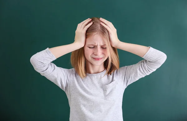 Mädchen leidet unter Kopfschmerzen — Stockfoto