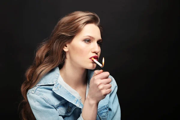 Vacker kvinna med cigarett — Stockfoto