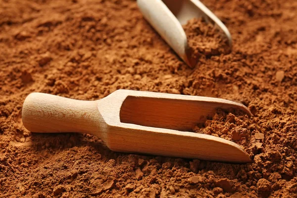 Cuillères en bois sur poudre de cacao — Photo