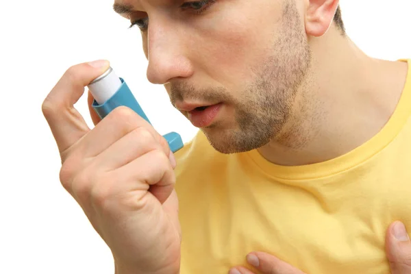 Hombre joven usando inhalador — Foto de Stock