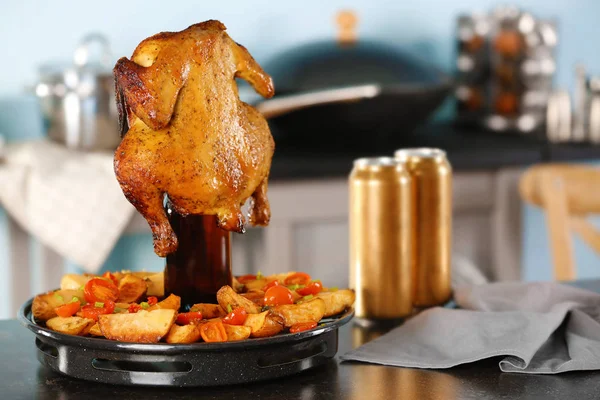 Курица на гриле с гарниром на кухонном столе — стоковое фото