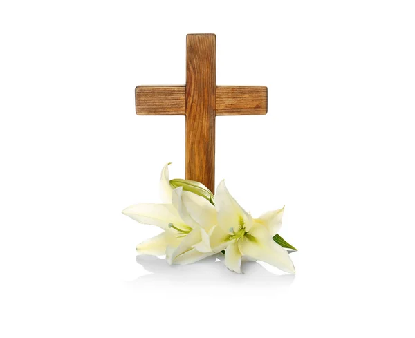 Dřevěný kříž a lily — Stock fotografie