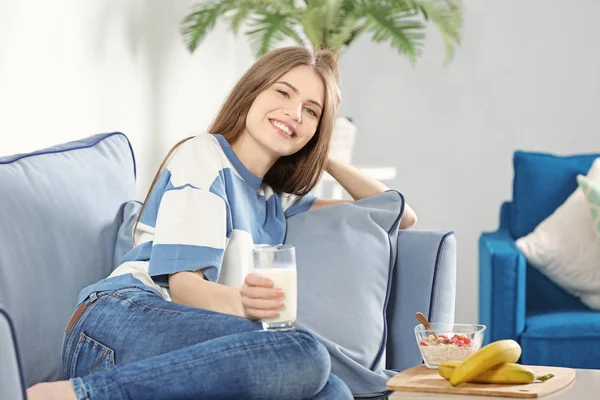 Jeune femme avec verre de lait à la maison — Photo
