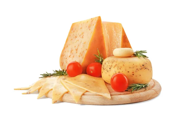 Ξύλινη σανίδα με νόστιμο τυρί — Φωτογραφία Αρχείου