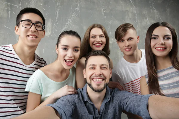 Happy mladí přátelé, přičemž selfie — Stock fotografie
