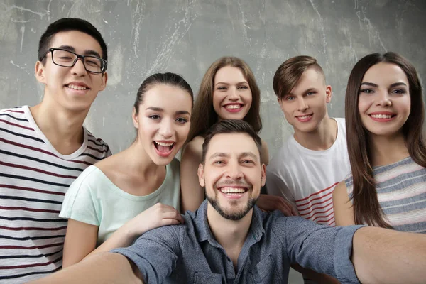 Glada unga vänner tar selfie — Stockfoto