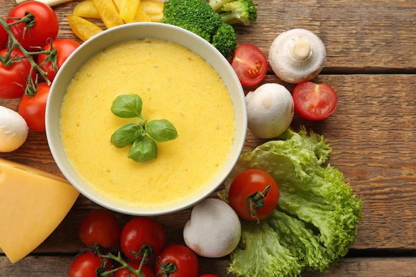 Creamy cheese in bowl and fresh vegetables — Stock Photo, Image