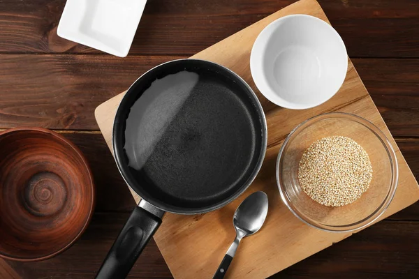 Kitchen utensils and quinoa seeds — Stock Photo, Image