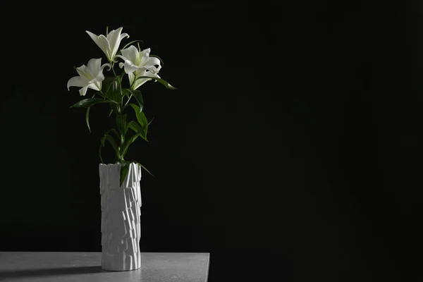 Piękne lilie białe — Zdjęcie stockowe