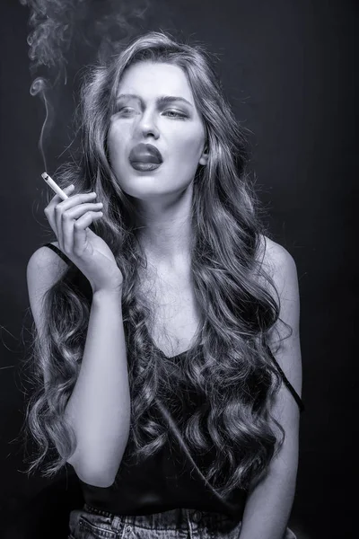 Mooie vrouw met sigaret — Stockfoto