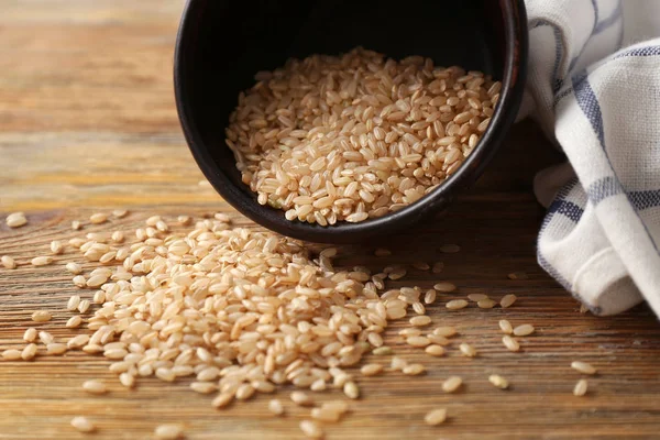 Schüssel mit rohem Reis auf Tisch — Stockfoto