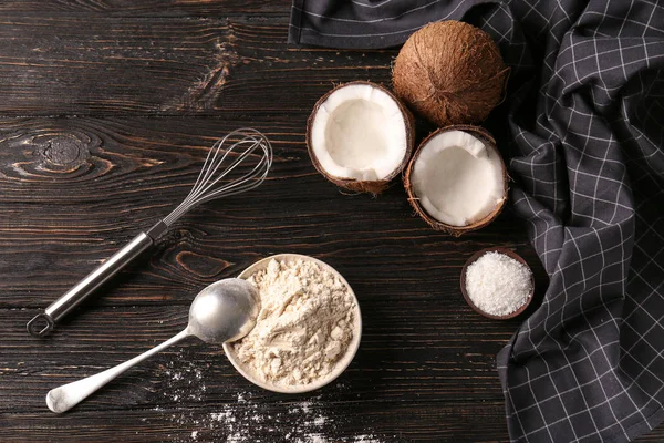 Tepung kelapa dalam mangkuk keramik — Stok Foto