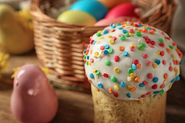 Pastel de Pascua con pájaro decorativo —  Fotos de Stock