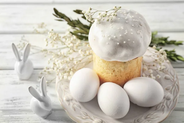 Украшенная тарелка с пасхальным тортом и яйцами — стоковое фото