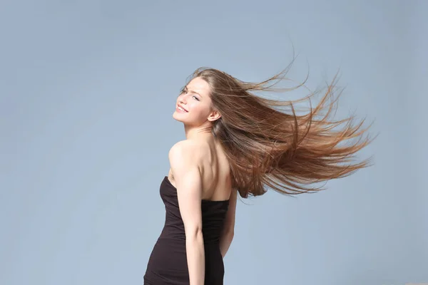 Mulher com cabelos longos e lisos — Fotografia de Stock