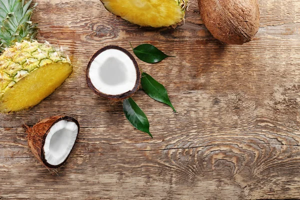 Sammansättningen av färsk ananas och kokosnötter — Stockfoto