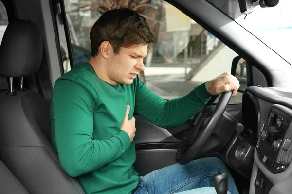 Uomo che soffre di dolore al petto — Foto Stock