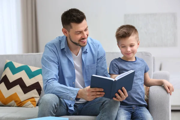 Батько і син читання книги — стокове фото