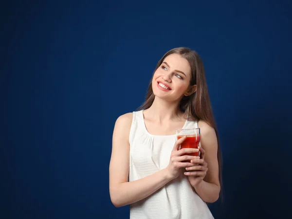 Bir bardak meyve suyu içen genç bir kadın — Stok fotoğraf