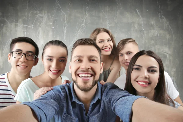 Felici giovani amici prendendo selfie — Foto Stock