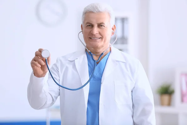 Starszy lekarz ze stetoskopem — Zdjęcie stockowe