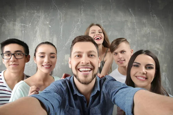 Happy mladí přátelé, přičemž selfie — Stock fotografie