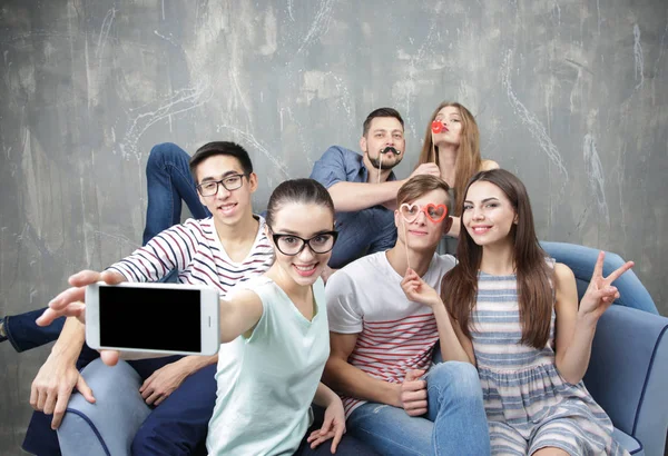 Happy young friends taking selfie — Stock Photo, Image