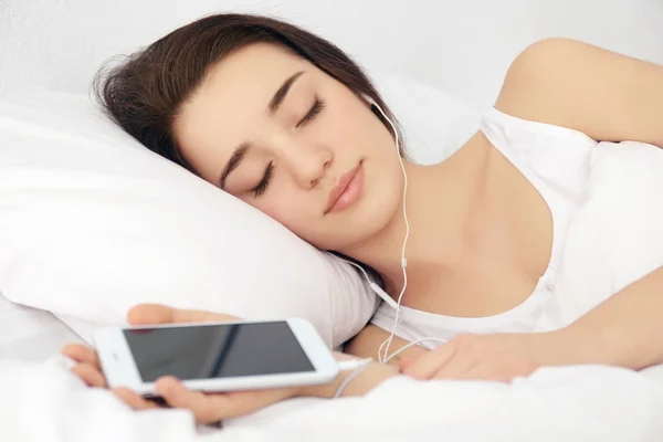 Mujer joven escuchando música — Foto de Stock