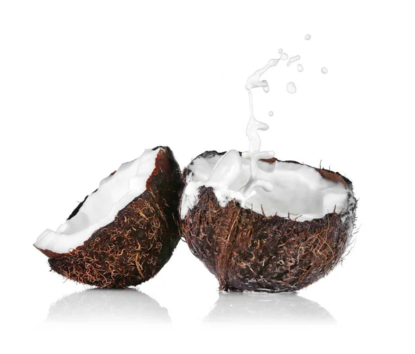 Popraskané kokos s tryskající z mléka — Stock fotografie