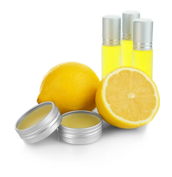 Behälter mit Parfüm in der Nähe von Zitronen — Stockfoto