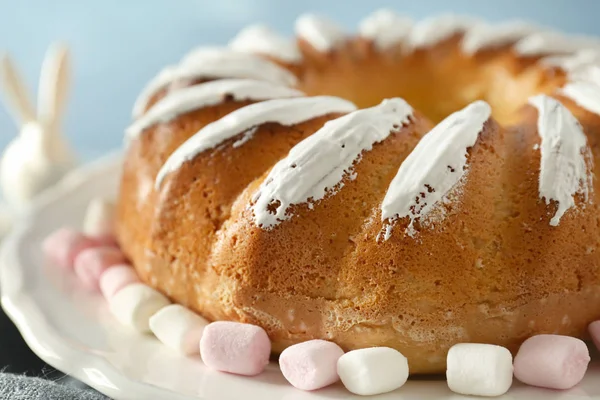 Placa con hermoso pastel de Pascua — Foto de Stock