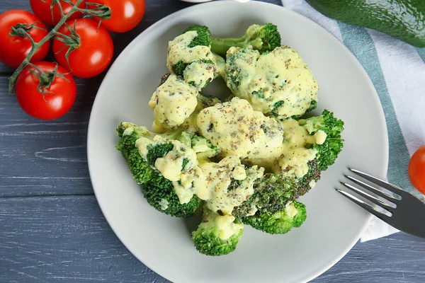 Witte plaat van heerlijke broccoli — Stockfoto
