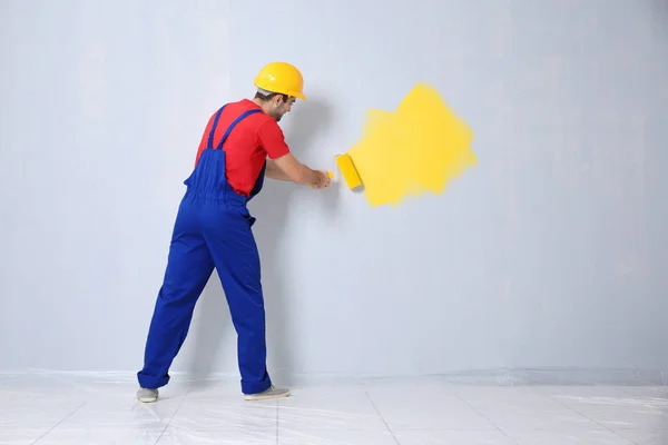 Worker painting wall — Stock Photo, Image