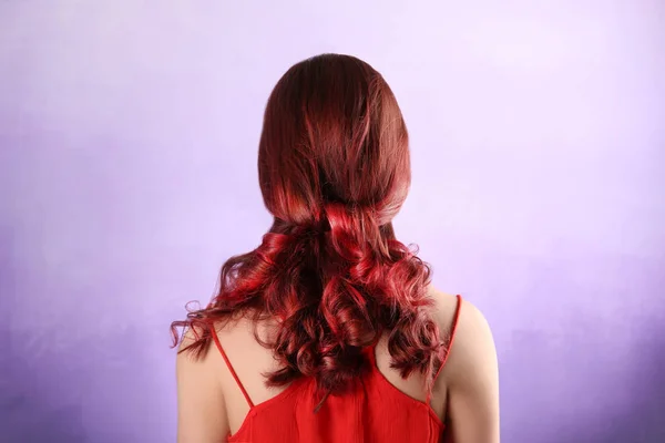 Mujer joven con el pelo teñido — Foto de Stock