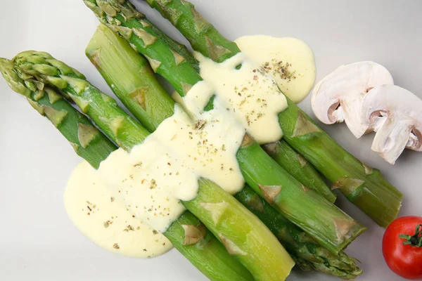 Deliciosos espárragos con crema de queso —  Fotos de Stock