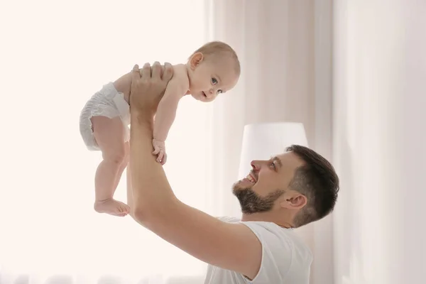 Padre sosteniendo hija bebé — Foto de Stock