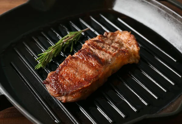Délicieux steak au romarin — Photo