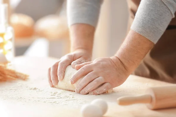 Hombre haciendo masa en la cocina —  Fotos de Stock